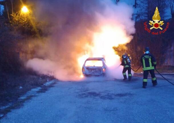 Alba di fiamme a Gemonio, due auto completamente bruciate