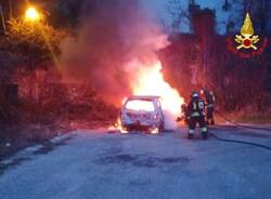 Alba di fiamme a Gemonio, due auto completamente bruciate
