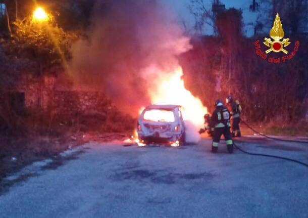 Alba di fiamme a Gemonio, due auto completamente bruciate
