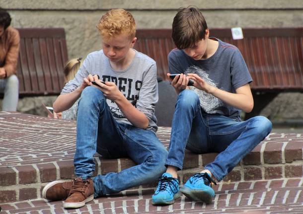 bambini adolescenti smartphone internet social pixabay