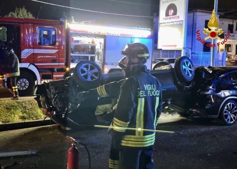 Incidente a Vergiate, un\'auto si ribalta