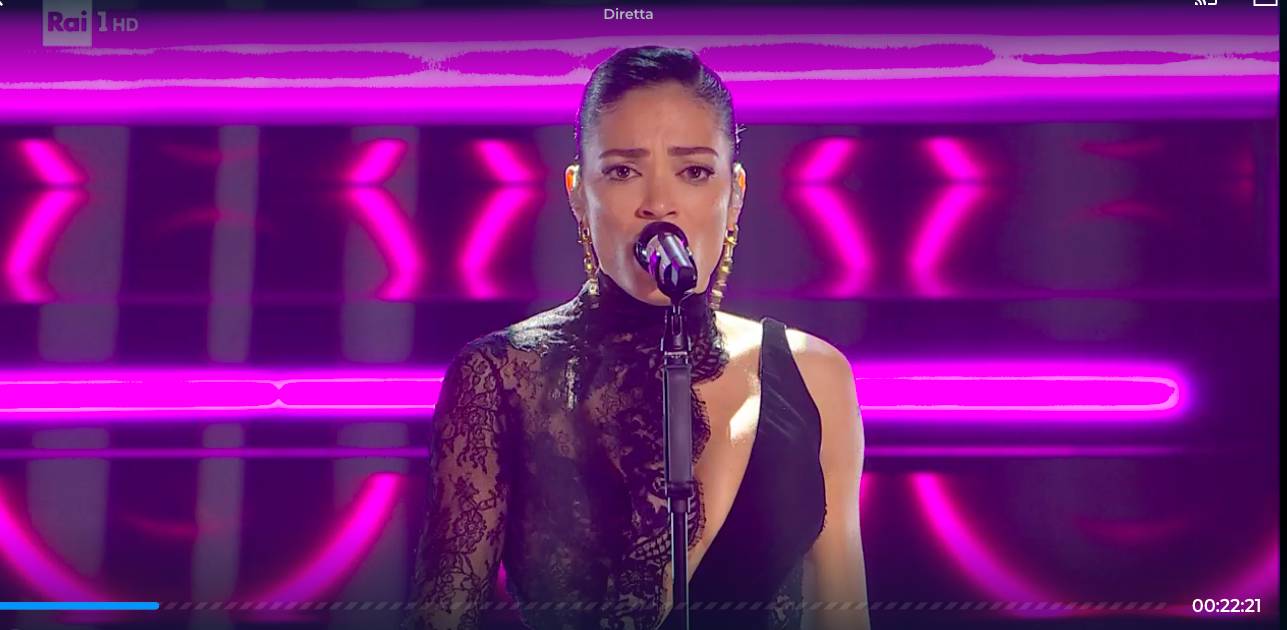 Elodie, una sexy Morticia per la finale di Sanremo 2023