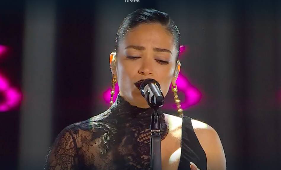 Elodie, una sexy Morticia per la finale di Sanremo 2023