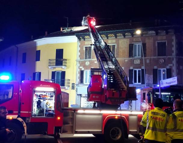 Fiamme sul tetto di un'abitazione in pieno centro a Parabiago 