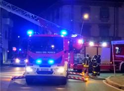 Fiamme sul tetto di un'abitazione in pieno centro a Parabiago