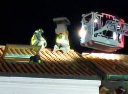 Fiamme sul tetto di un'abitazione in pieno centro a Parabiago 