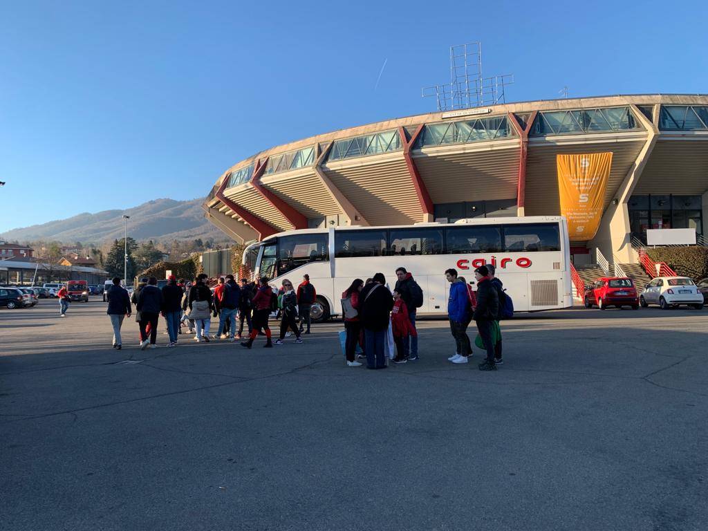 I tifosi di Varese in partenza per Torino