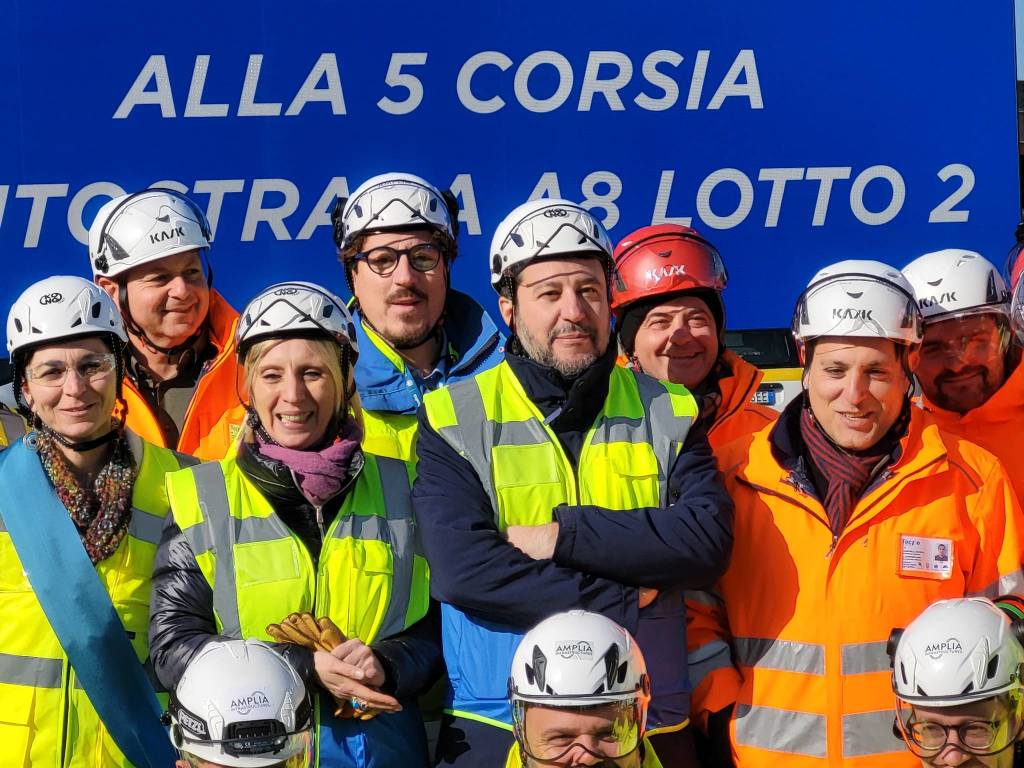 Il ministro Salvini in visita al cantiere per la quinta corsia sulla A8
