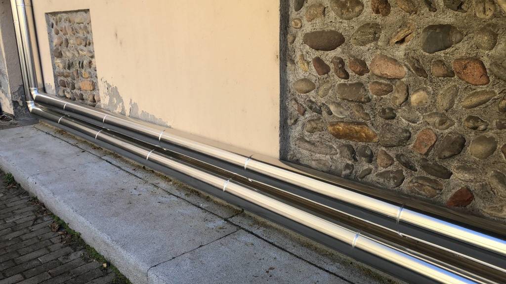 La Torre Colombera a Legnano circondata da una canna fumaria