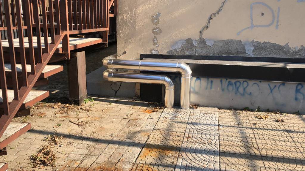 La Torre Colombera a Legnano circondata da una canna fumaria