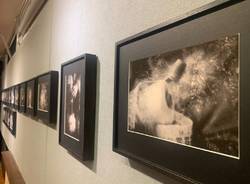 Le “immagini sommerse” di Antonio Delluzio esplorano a Gallarate il confine tra fotografia e pittura 