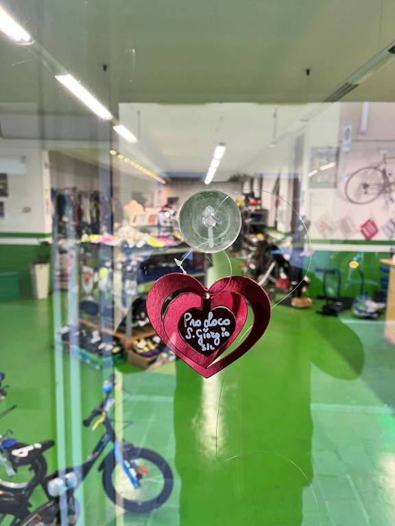 "Pioggia" di cuori rossi nelle vetrine di San Giorgio su Legnano con la Pro Loco