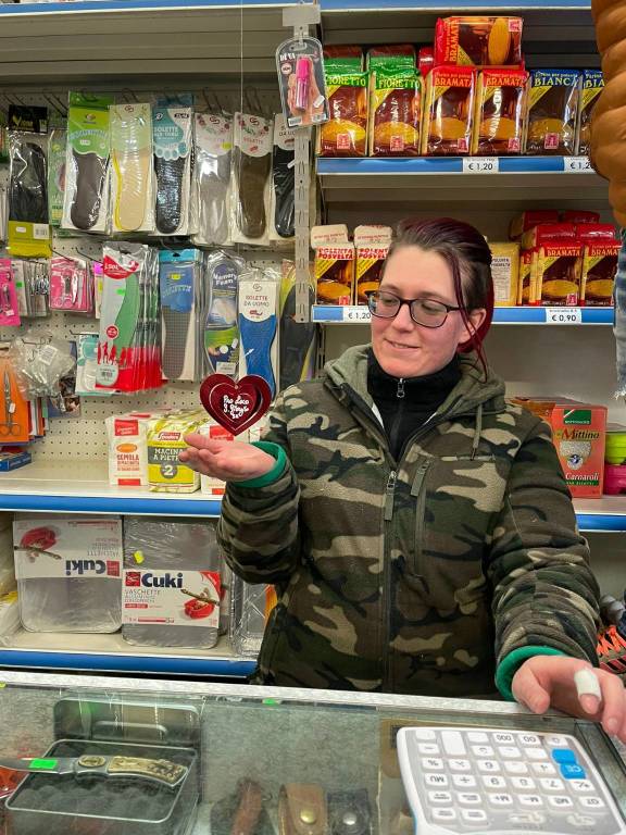 "Pioggia" di cuori rossi nelle vetrine di San Giorgio su Legnano con la Pro Loco