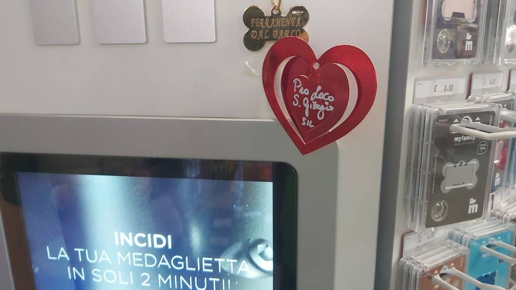"Pioggia" di cuori rossi nelle vetrine di San Giorgio su Legnano con la Pro Loco