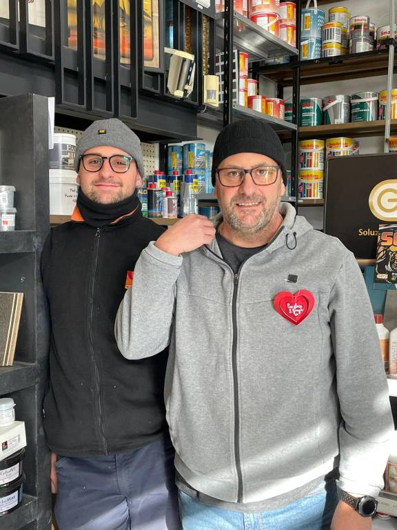 "Pioggia" di cuori rossi nelle vetrine di San Giorgio su Legnano con la Pro Loco