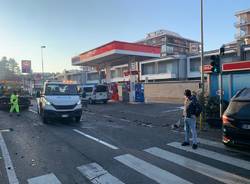 Scontro tra due auto in Viale Lombardia a Gallarate, finiscono dentro il distributore 