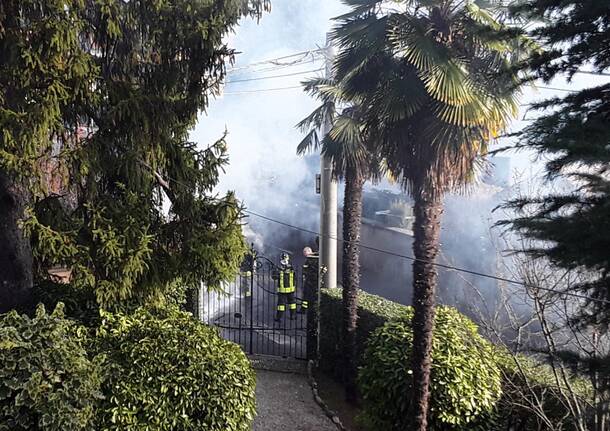 Furgone di Econord in fiamme a Venegono Superiore